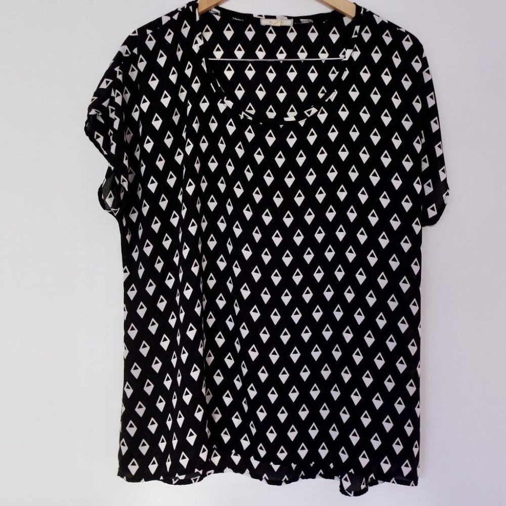 Pleione Black and White Geometric Short Sleeve Blouse